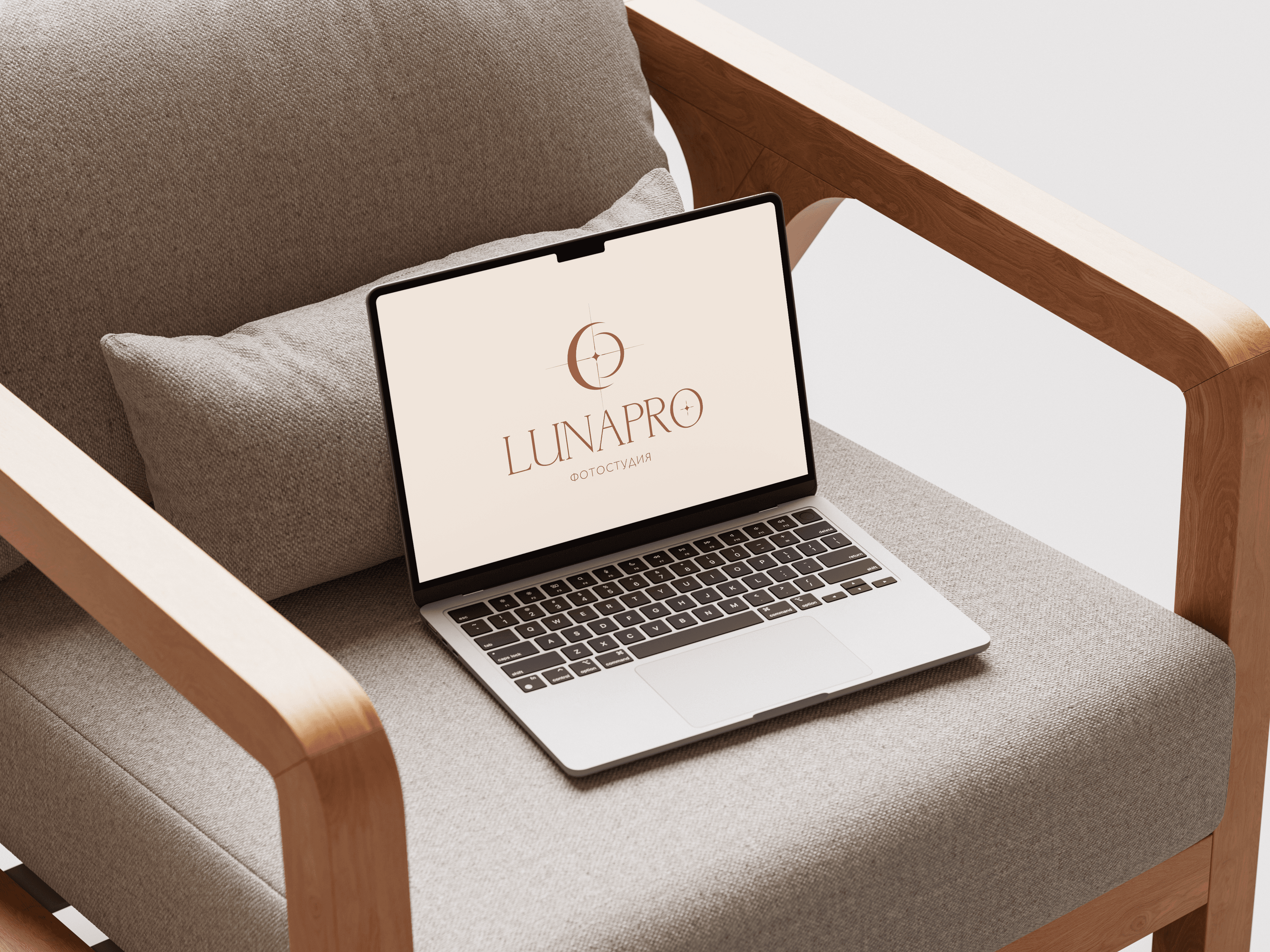 Сайт фотостудии LunaPro на ноутбуке